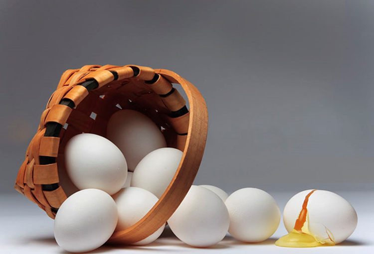 mua nahf không nên bỏ trứng vào 1 giỏ
