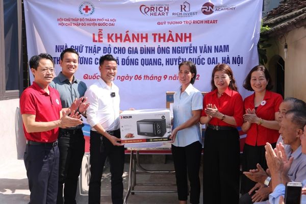 Quỹ tương trợ Rich Heart và Rich Nguyen Academy đã trao tặng những phần quà ý nghĩa giúp cuộc sống của gia đình ông Nam và ông Vụ thêm đầy đủ, tiện nghi