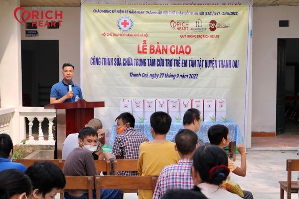 Ông Trần Xuân Đạt - Giám đốc Kinh doanh Công ty Rich Nguyen Academy phát biểu trong buổi lễ bàn giao công trình sửa chữa Trung tâm Cứu trợ trẻ em tàn tật huyện Thanh Oai 