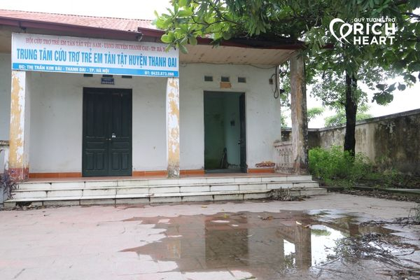 Trung tâm cứu trợ trẻ em tàn tật huyện Thanh Oai nay đã xuống cấp trầm trọng, cơ sở vật chất thiếu thốn