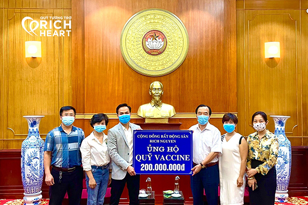 Thay mặt “CỘNG ĐỒNG HỌC VIÊN RICH NGUYEN”, Rich Nguyen đã trao 200.000.000 đồng tiền ủng hộ đến Uỷ ban Trung ương Mặt trận Tổ quốc Việt Nam cho “Quỹ Vắc-xin phòng Covid-19”