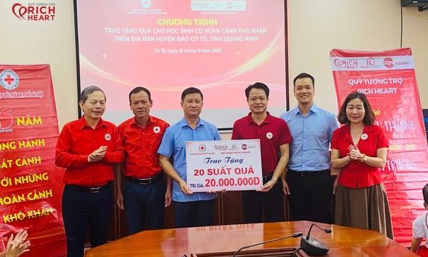 Quỹ tương trợ Rich Heart trao tặng 20 triệu đồng cho các em học sinh có hoàn cảnh khó khăn tại huyện đảo Cô Tô, tỉnh Quảng Ninh
