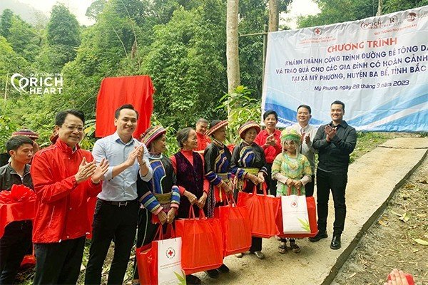 Quỹ tương trợ Rich Heart và Hội Chữ thập đỏ Thành phố Hà Nội đã trao tặng 30 suất quà (gồm mì tôm, sữa, bánh...) trao tặng 30 gia đình có hoàn cảnh khó khăn của xã