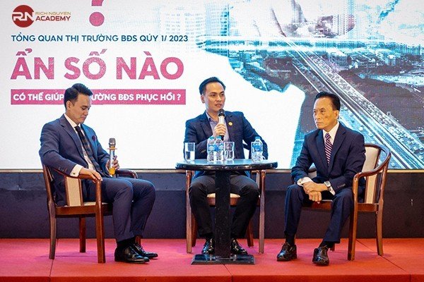Tại sự kiện Tiến sĩ Nguyễn Trí Hiếu và diễn giả Rich Nguyen đã trực tiếp giải đáp những thắc mắc của các nhà đầu tư liên quan đến thị trường bất động sản