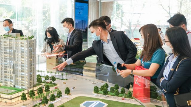Bất động sản “ấm” lên cục bộ và động thái của các ông lớn đầu ngành