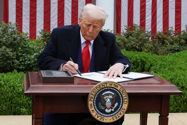 Tổng thống Donald Trump áp thuế 20% cho hàng xuất khẩu của Việt Nam
