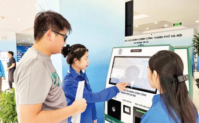 Người dân nhận nhiều lợi ích khi làm thủ tục hành chính trực tuyến