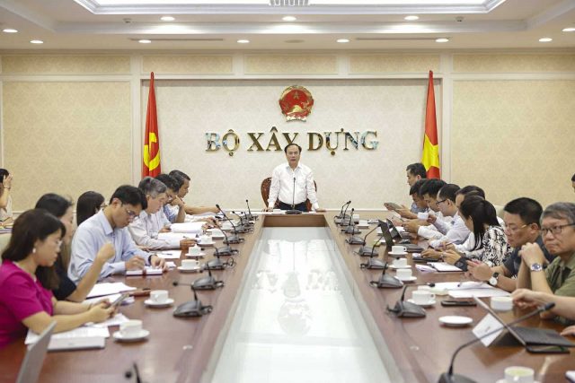 Thứ trưởng Bộ Xây dựng Nguyễn Văn Sinhphát biểu tại Hội nghị xin ý kiến nội dung thành lập Trung tâm giao dịch bất động sản và quyền sử dụng đất do Nhà nước thành lập (Trung tâm) diễn ra chiều ngày 29/9.